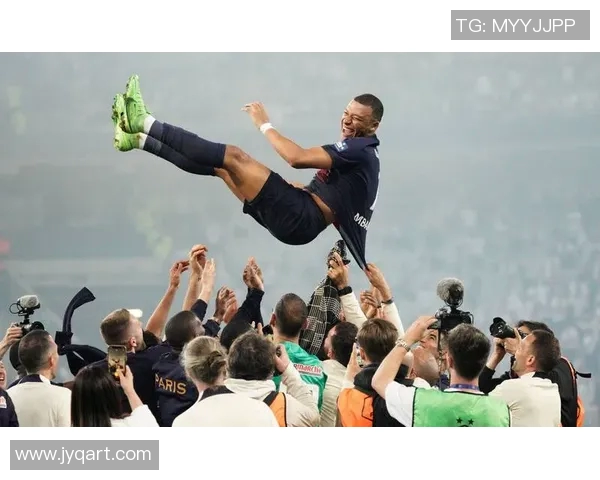 足球明星胜利时的庆祝动作与激情瞬间的完美展现